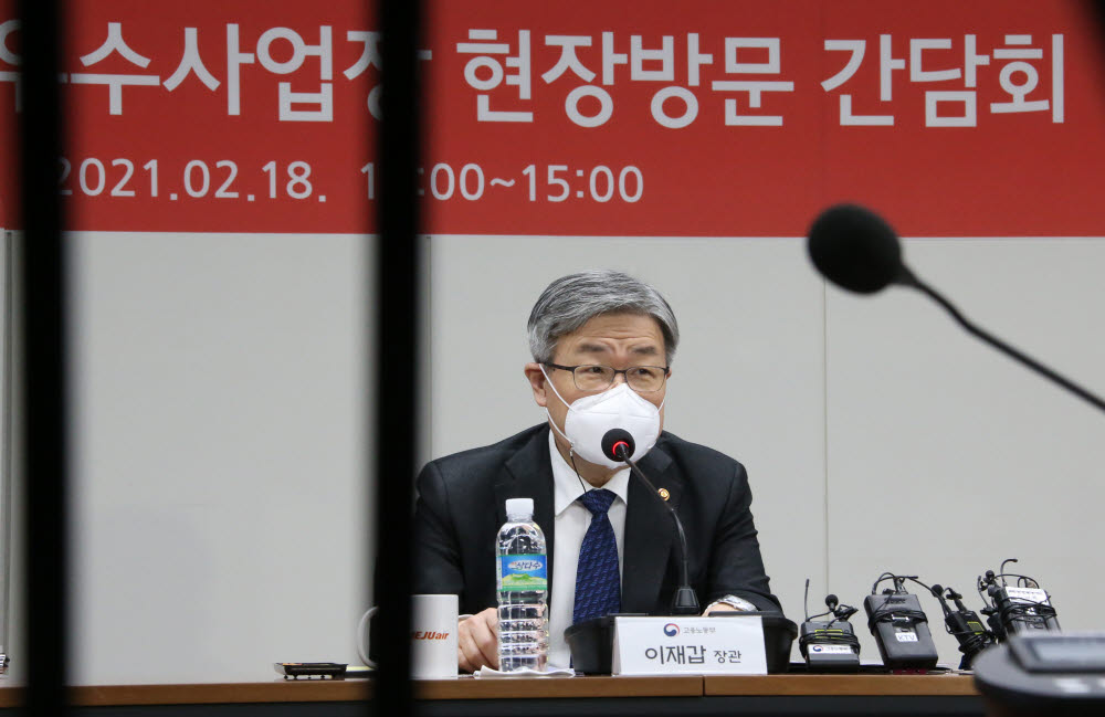 이재갑 고용노동부 장관은18일 서울 강서구 소재 ㈜제주항공 서울사무소를 방문, 업체 관계자와 간담회를 했다 . 노사합의로 고용을 유지하고 있는 제주항공의 경험을 공유하고 애로사항을 듣기 위해 마련됐다.