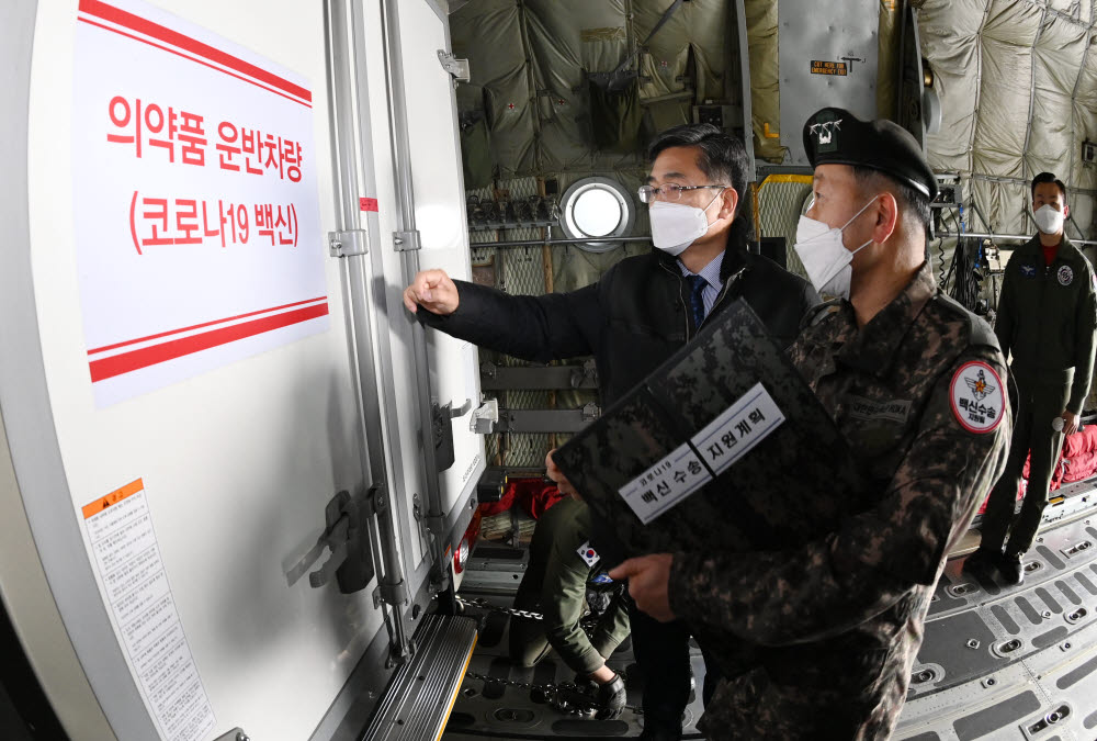 서욱 국방부 장관이 준비상황을 점검하고 있다.