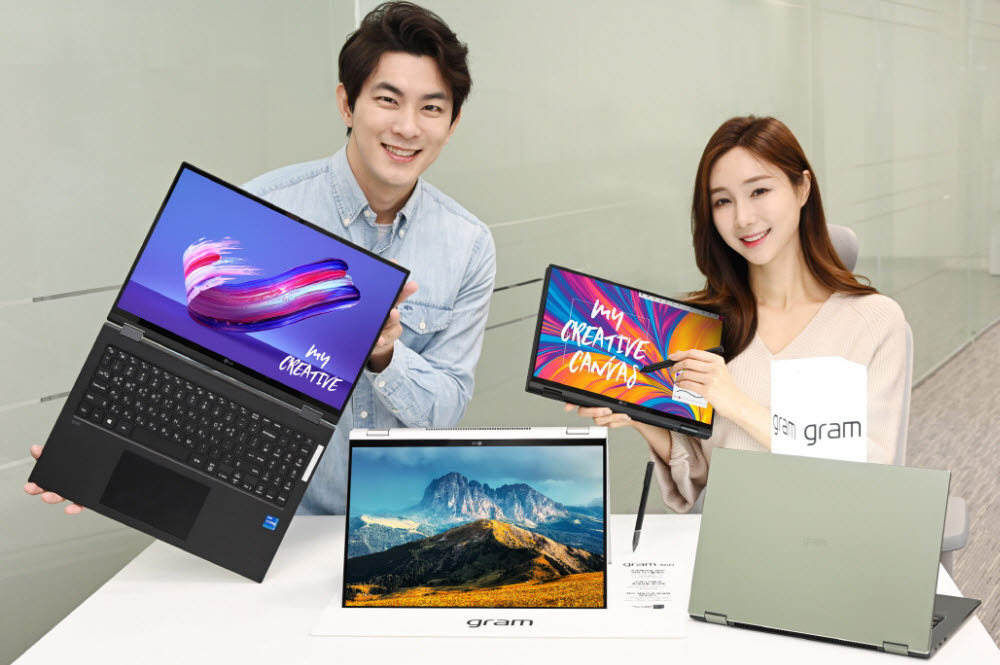 LG전자가 22일 LG 그램(gram)의 신규 라인업 LG 그램 360을 새롭게 출시하며 투인원 노트북 시장을 적극 공략한다. 이 제품은 상황에 따라 노트북, 태블릿 모드 등으로 바꿔 사용할 수 있다. 모델이 LG 그램 360을 소개하고 있다.