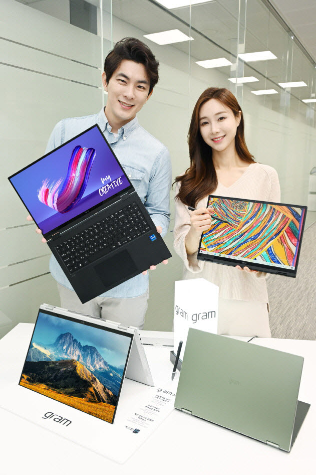 LG전자가 22일 LG 그램(gram)의 신규 라인업 LG 그램 360을 새롭게 출시하며 투인원 노트북 시장을 적극 공략한다. 이 제품은 상황에 따라 노트북, 태블릿 모드 등으로 바꿔 사용할 수 있다. 모델이 LG 그램 360을 소개하고 있다.