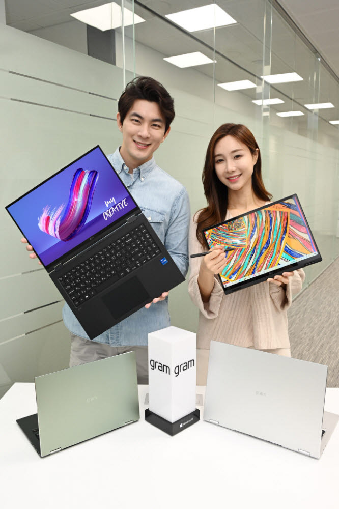 LG전자가 22일 LG 그램(gram)의 신규 라인업 LG 그램 360을 새롭게 출시하며 투인원 노트북 시장을 적극 공략한다. 이 제품은 상황에 따라 노트북, 태블릿 모드 등으로 바꿔 사용할 수 있다. 모델이 LG 그램 360을 소개하고 있다.