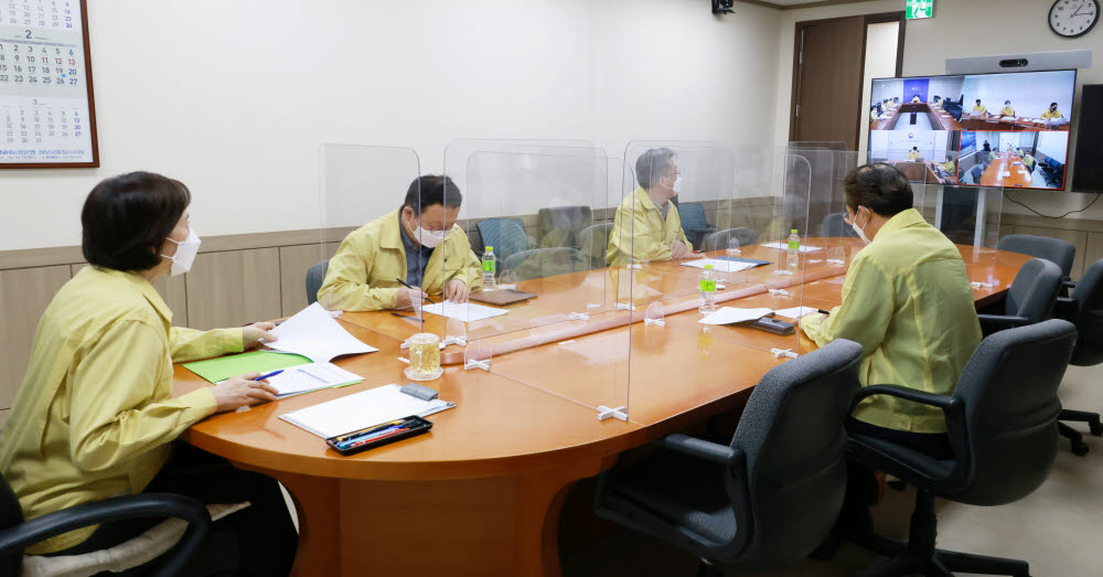 유은혜 부총리-정은경 청장, 신학기 학교방역 등 개학준비 점검 영상회의 모습