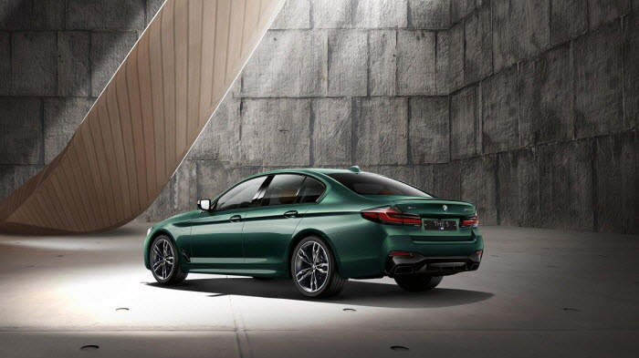 BMW 뉴 M550i xDrive 브리티시 레이싱 그린.