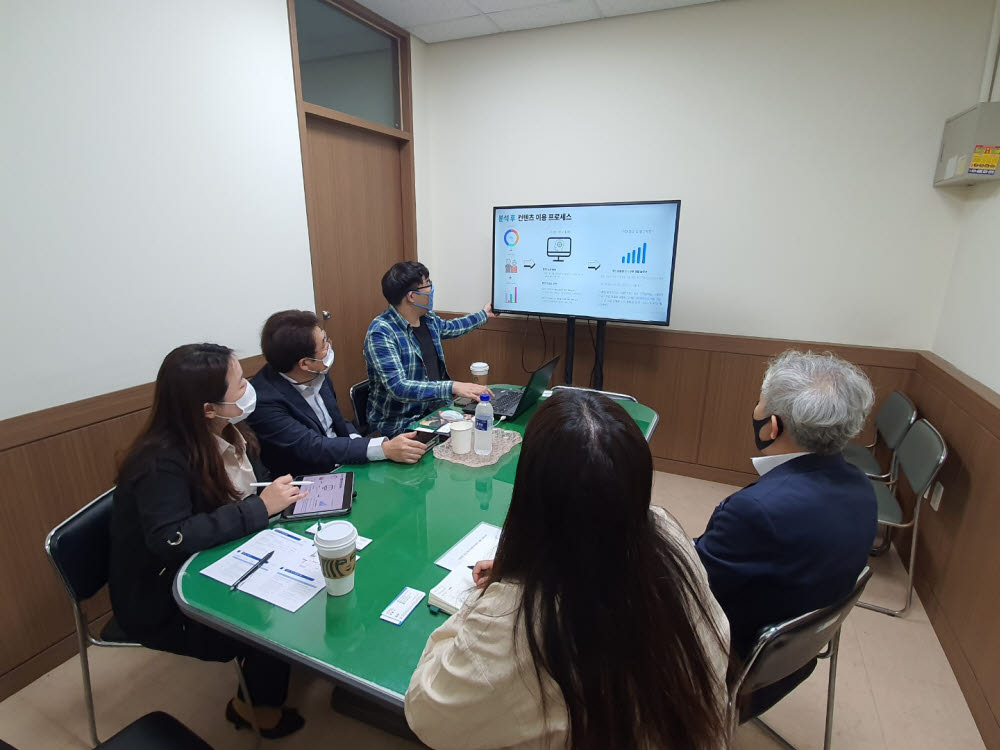 부산정보산업진흥원이 SY이노테크에 빅데이터 분석활용 컨설팅을 제공하고 있는 모습.