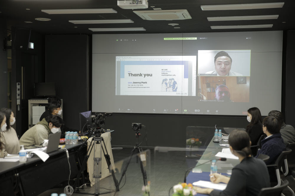 사업 성과보고회에서 5개 참여 기업이 해외 진출 제품과 전략을 소개하고 있다.