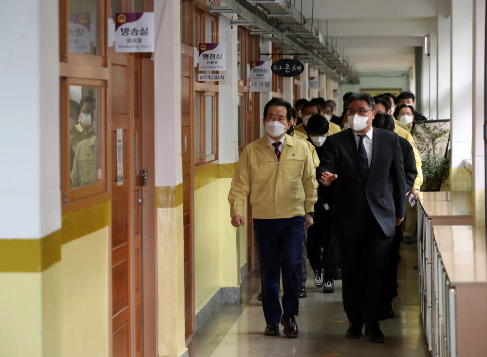 개학 앞둔 초등학교 둘러보는 정세균 총리