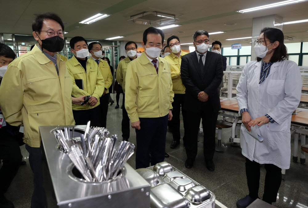 개학 앞둔 초등학교 둘러보는 정세균 총리