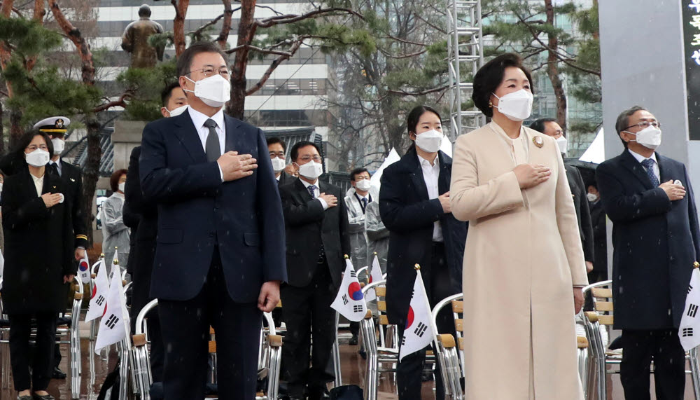 문재인 대통령과 영부인 김정숙 여사가 국민의례를 하고 있다.
