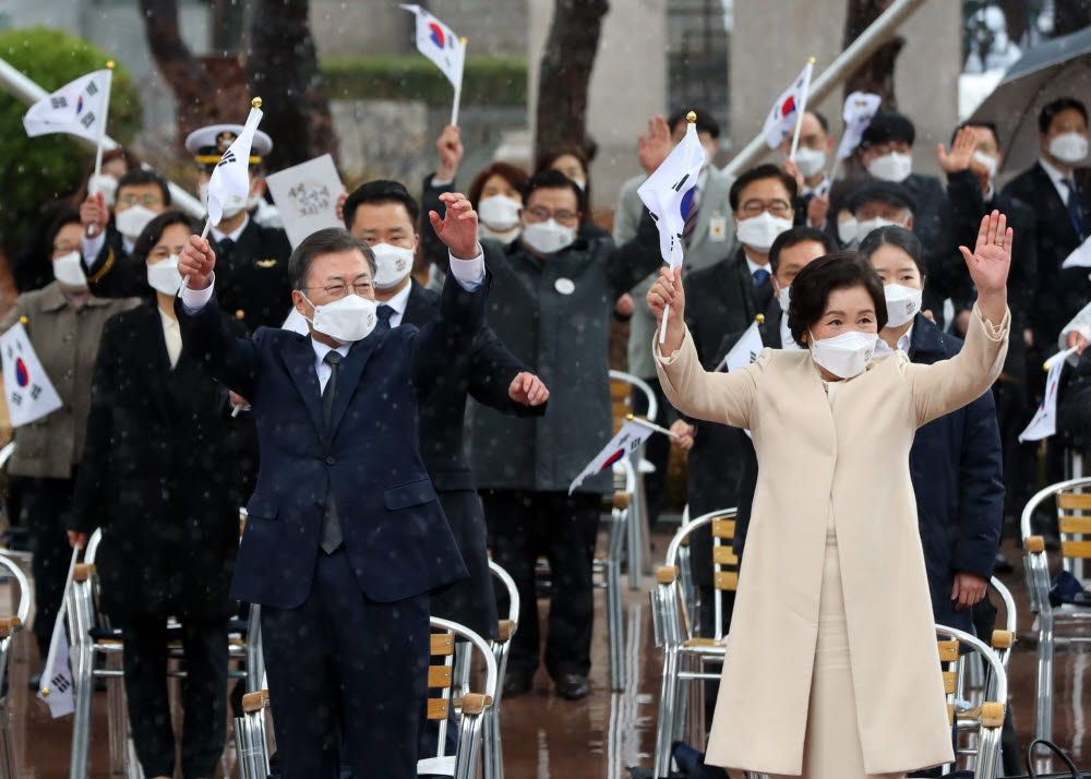 만세삼창하는 문 대통령