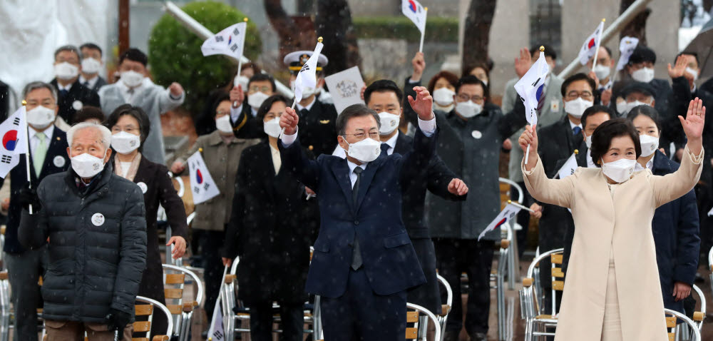 만세삼창하는 문 대통령