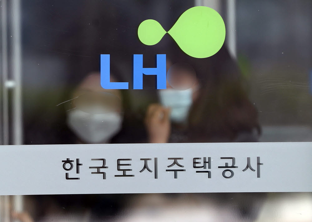 문 대통령 '국토부·LH 가족까지 토지거래 전수조사' 지시