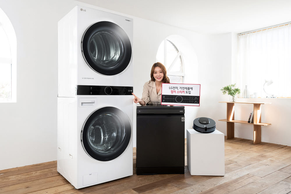 LG전자는 원바디 세탁건조기 트롬 워시타워를 이용하는 시각장애인이 제품 조작부를 읽을 수 있도록 점자로 만든 스티커를 제공한다. 한국장애인소비자연합은 신청하는 고객들에게 이 스티커를 무료로 제공하고 있다. LG전자는 워시타워를 시작으로 물걸레 로봇청소기 코드제로 M9 씽큐, 디오스 식기세척기 스팀 등 LG전자 가전제품 전반으로 음성 매뉴얼과 점자 스티커 등을 확대해 고객 접근성을 강화할 계획이다.