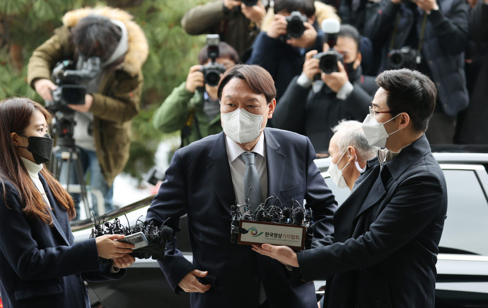 윤석열 검찰총장이 4일 서울 서초구 대검찰청에 출근해 자신의 거취 관련 입장을 밝히기 위해 취재진 앞에 서고 있다.