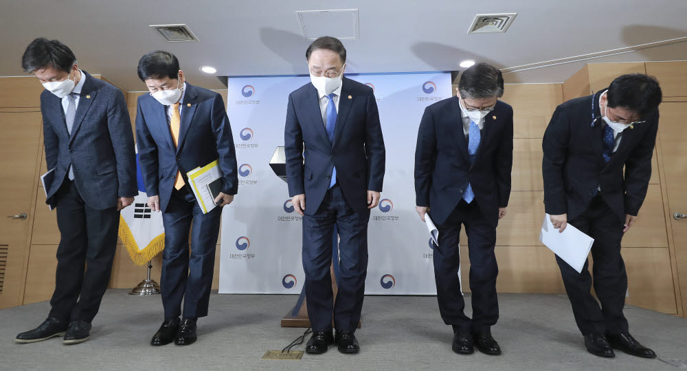 7일 정부서울청사에서 열린 부동산관계장관회의를 마치고 홍남기 경제부총리 겸 기획재정부 장관이 부동산 관련 국민께 드리는 말씀을 발표하던중 국민들께 사죄의 인사를 하고 있다. 왼쪽부터 김대지 국세청장, 구윤철 국무조정실장, 홍남기 부총리, 변창흠 국토교통부 장관, 이재영 행정안전부 차관.