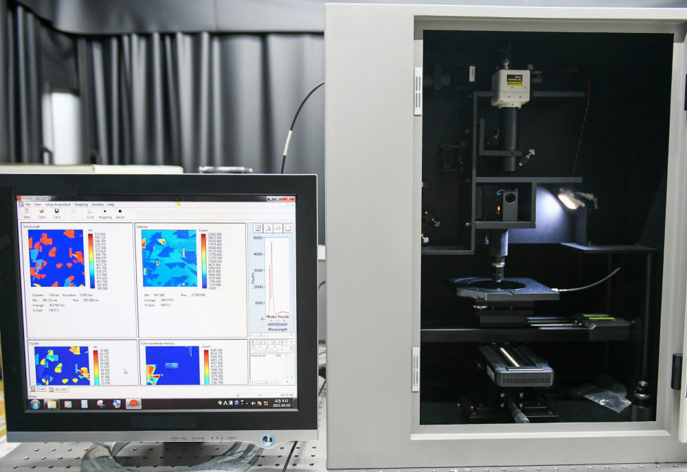 KERI와 에타맥스가 개발한 전력반도체용 실리콘 카바이드 소재 결함 분석 장비.