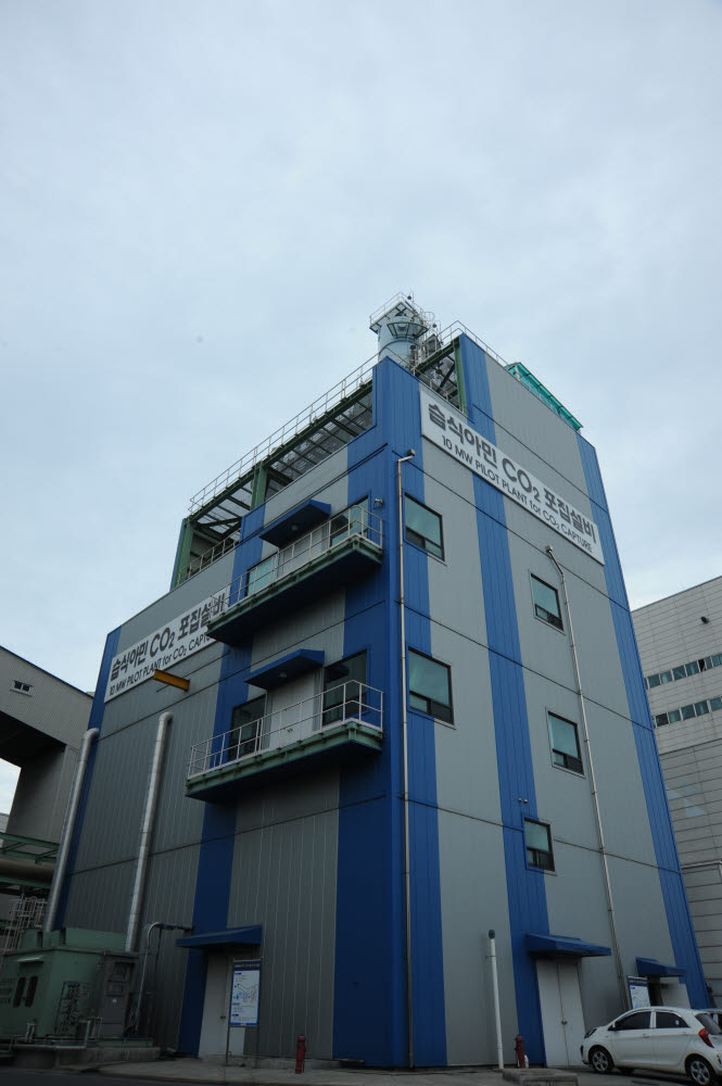 한국중부발전 보령화력발전소에 설치된 이산화탄소 포집설비.