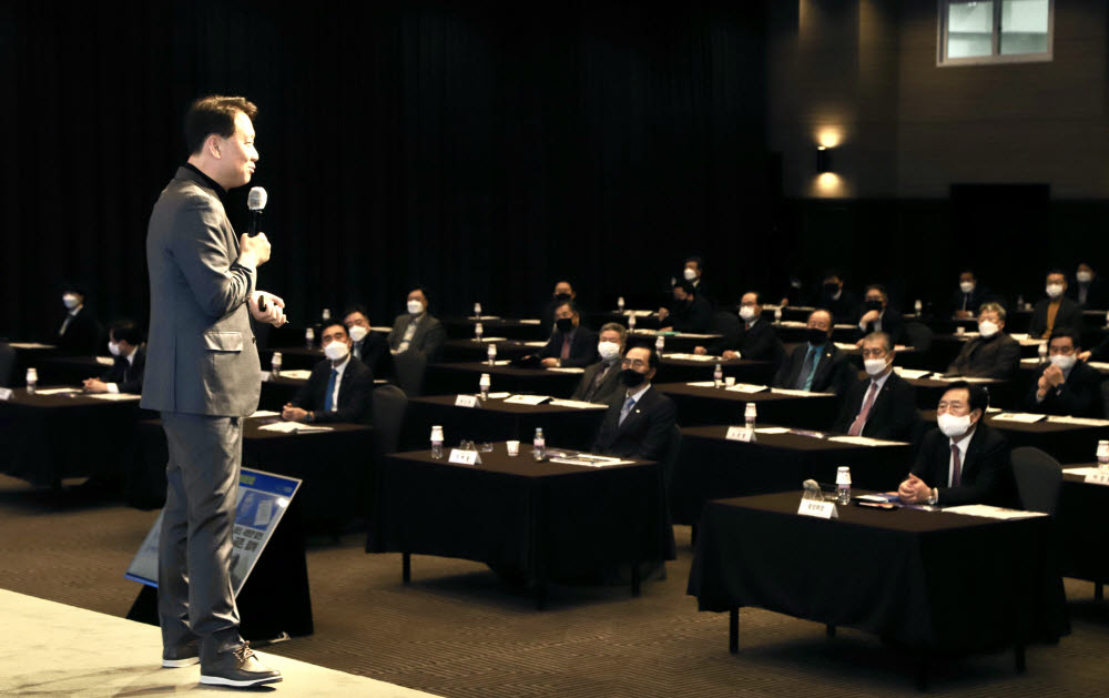 이광재 더불어민주당 의원이 9일 서울 여의도 중소기업중앙회에서 임직원 등을 대상으로 강연하고 있다.