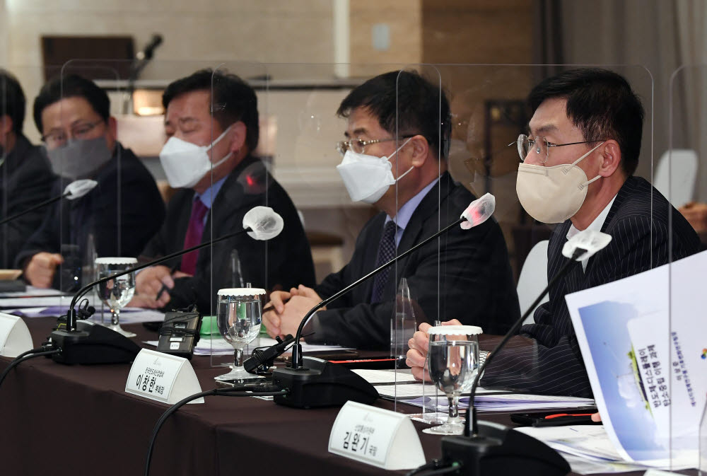 이창한 한국반도체산업협회 부회장이 모두발언을 하고 있다.