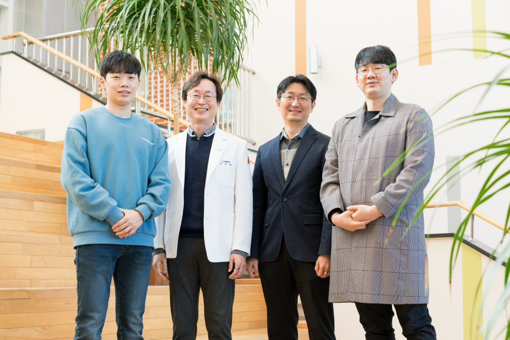 왼쪽부터 이영주 박사과정생, 김재관 교수, 이규빈 교수, 신성호 박사과정생.