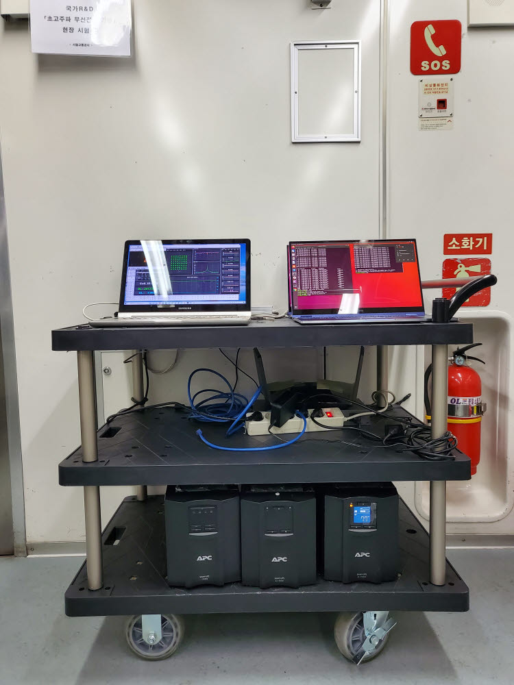 지하철 운전실에 설치한 통신 단말 시스템 모습