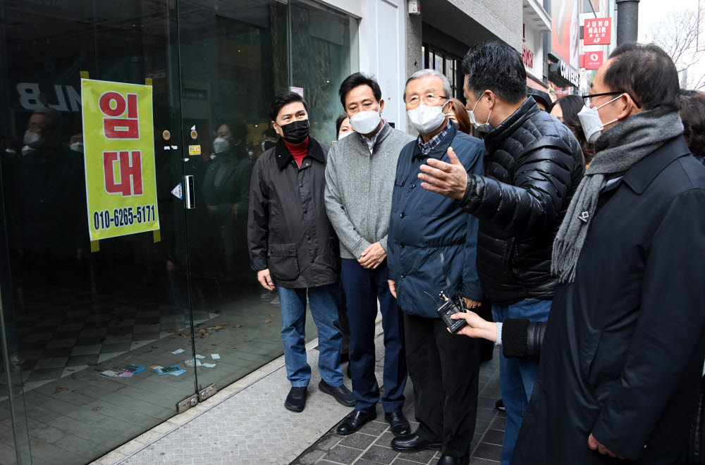 김종인 국민의힘 비상대책위원장(가운데), 오세훈 서울시장 후보(가운데 왼쪽) 등이 10일 서울 중구 명동 상가 일대를 찾아 상인회 관계자들과 함께 둘러보고 있다.