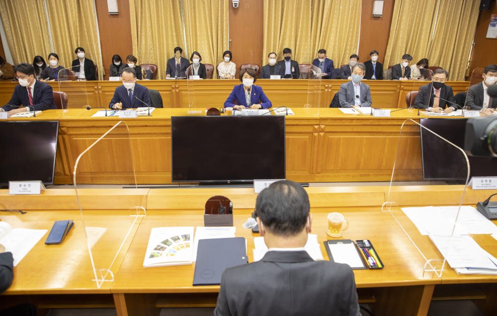 한정애 환경부장관과 정의용 외교부장관은 10일 오후 서울 외교부 청사에서 열린 2021 서울 P4G 정상회의 제5차 준비위원회를 열고, 관계부처 당연직 위원 위촉 위원들과 함께 P4G 정상회의 준비상황 및 향후계획과 관련한 토론을 진행했다.