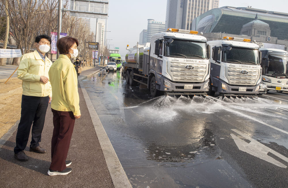 한정애 환경부 장관이 11일 수도권 비상저감조치 발령에 따라 서울시 중구 도로청소차 운행 현장 방문하고, 현장 중심의 저감조치가 될 수 있도록 관계자를 독려했다.