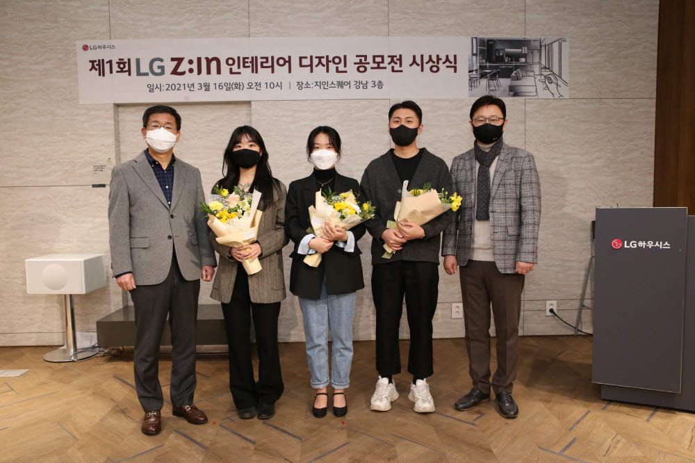 16일 서울 논현동 가구거리에 위치한 LG지인 인테리어 지인스퀘어 강남전시장에서 열린 제 1회 LG Z:IN 인테리어 디자인 공모전 시상식에서 LG하우시스 강계웅 대표(맨 왼쪽) 및 회사 관계자와 공모전 수상자들이 기념촬영을 하고 있다. <사진=LG하우시스>