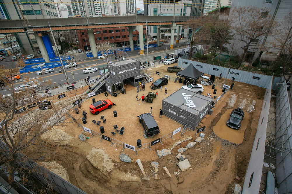 서울 성수동에 마련한 지프 80주년 기념 드라이브-스루 이벤트 행사장 전경.