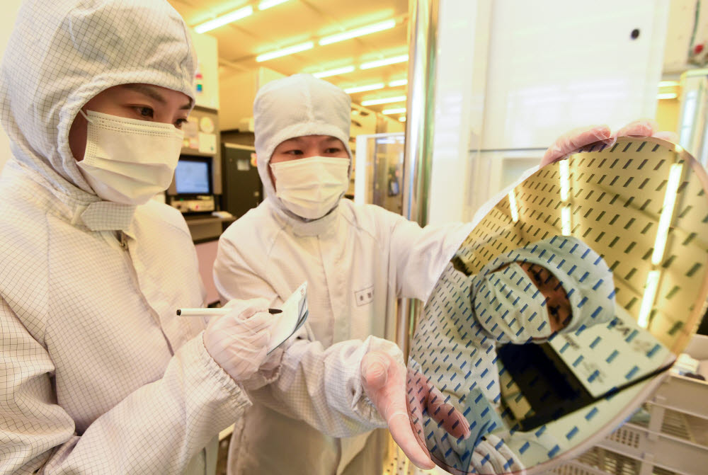 연구원들이 12인치 웨이퍼를 살펴보고 있다.