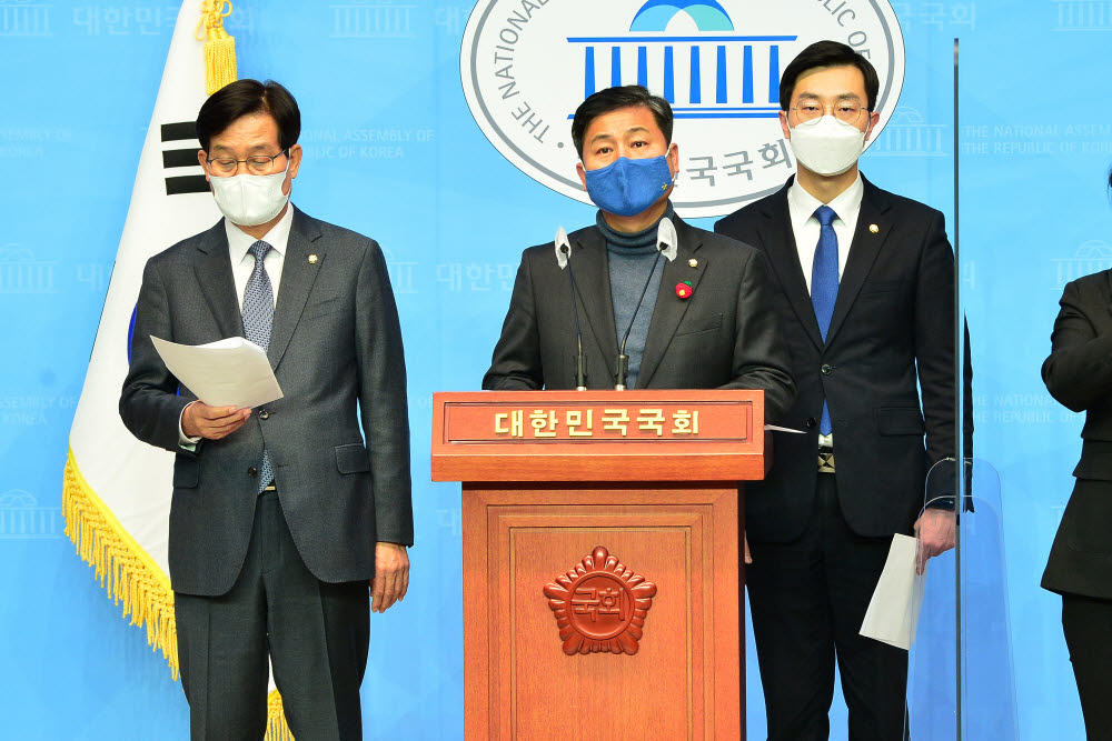 더불어민주당 부산지역 정관경 토착비리 조사 특별위원회 장경태 간사(오른쪽 부터), 김영배, 신동근 의원이 16일 국회 소통관에서 국민의힘 박형준 부산시장 후보의 해운대 엘씨티 의혹에 대한 해명을 요구하고 있다. <사진=연합뉴스>