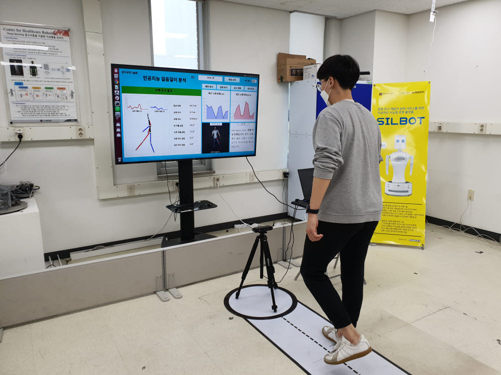 GIST 연구원이 단일센서 보행분석 시스템을 시연하고 있다.