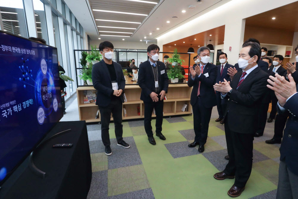 17일 정세균 국무총리가 서울 강서구 마곡 LG사이언스파크를 방문했다.(사진: LG전자 제공)