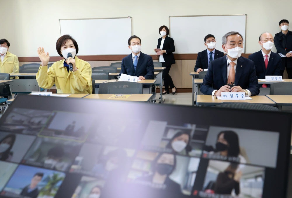 유은혜 부총리 겸 교육부 장관이 17일 한양대를 방문해 대학 내 방역 및 학습 현황을 파악하며 학생들의 학습권과 안전을 보장하기 위한 각별한 노력을 당부했다. 사진 왼쪽부터 유은혜 부총리, 김우승 한양대 총장