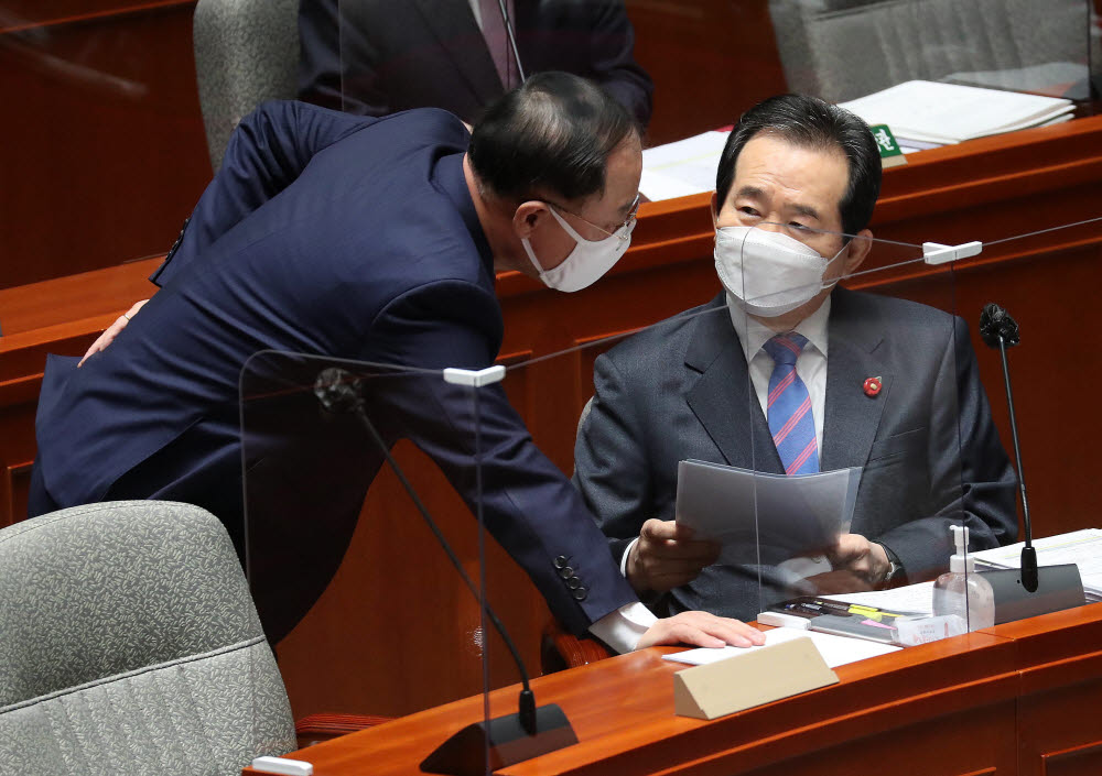 예결위 출석한 국무총리와 경제부총리의 대화는?