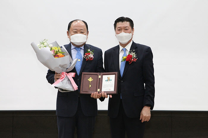 숭실대 총동문회 제31대 이임수 회장(사진 왼쪽)과 제32대 문태현 회장