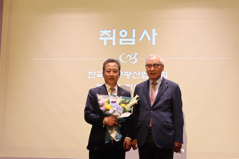 한국태양광산업협회는 18일 서울 서초구 엘타워에서 제5대 홍성민 협회장 취임식과 이완근 3·4대 회장 이임식을 개최했다. 홍성민 신임 회장(오른쪽)과 이완근 전임 회장(왼쪽)이 이취임식 기념사진을 촬영하고 있다.