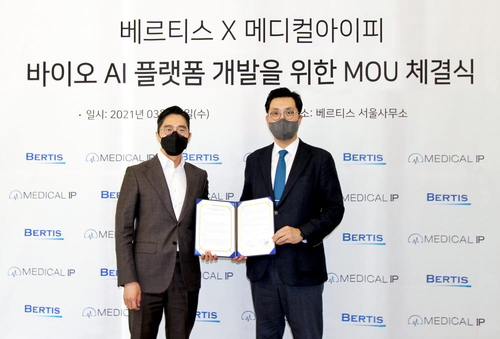 한승만 베르티스 대표(왼쪽)와 박상준 메디컬아이피 대표가 바이오 이중복합체 AI 플랫폼 개발 MOU를 체결했다. (사진=메디컬아이피)