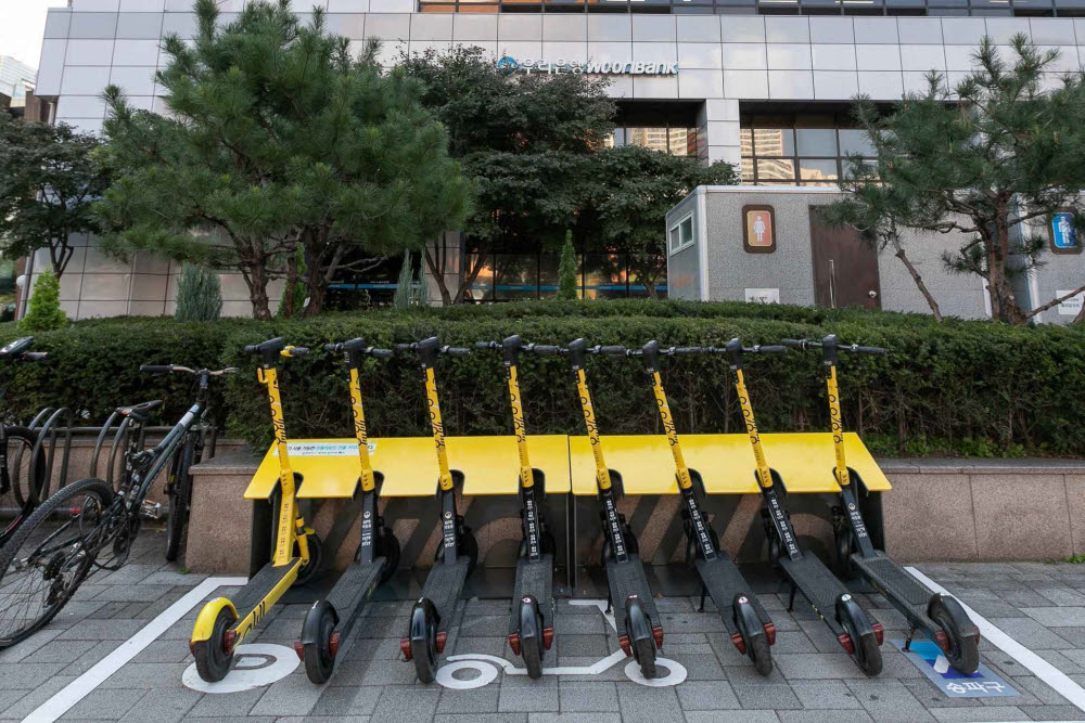 씽씽이 송파구청과 함께 공동 제작해 보행자 밀집지역에 운영 중인 공유킥보드 전용 거치시설 모습.