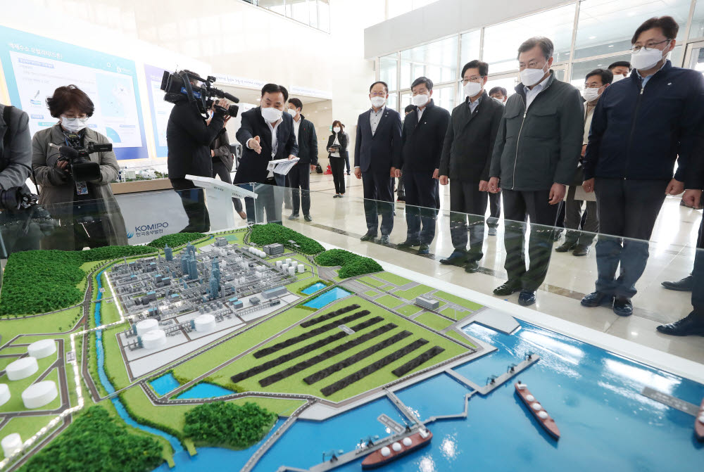 블루수소 생산 플랜트 시설 모형 보는 문대통령
