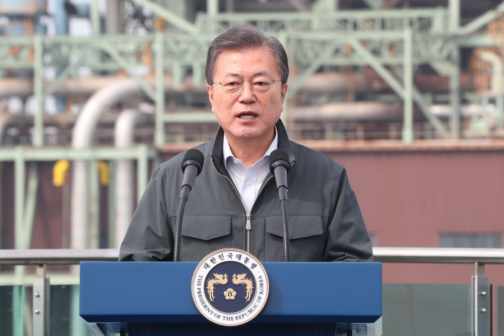 블루수소 생산 플랜트 시설 모형 보는 문대통령