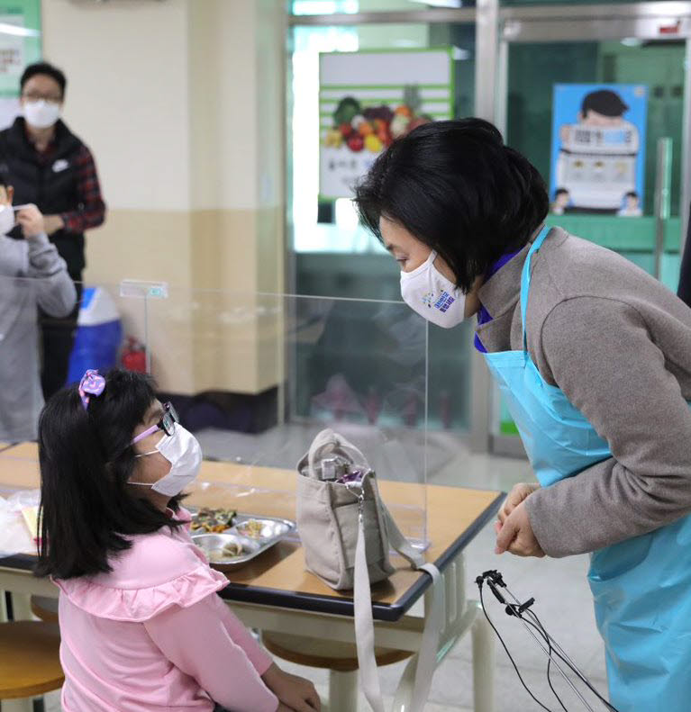 박영선 더불어민주당 서울시장 후보는 22일 서울 경수초등학교를 방문, 학생들의 급식상황을 점검했다.