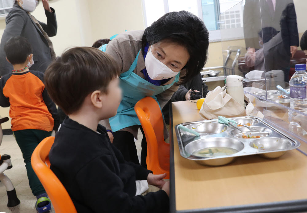 학교 급식 어린이들 만난 박영선 서울시장 후보