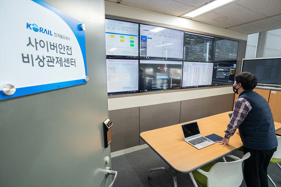 23일 한국철도 직원이 사이버안전 비상관제센터에서 통합보안관제 시스템을 점검하고 있다.