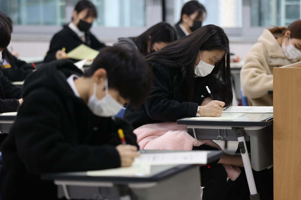 엄숙하게 진행되는 고2 전국연합학력평가