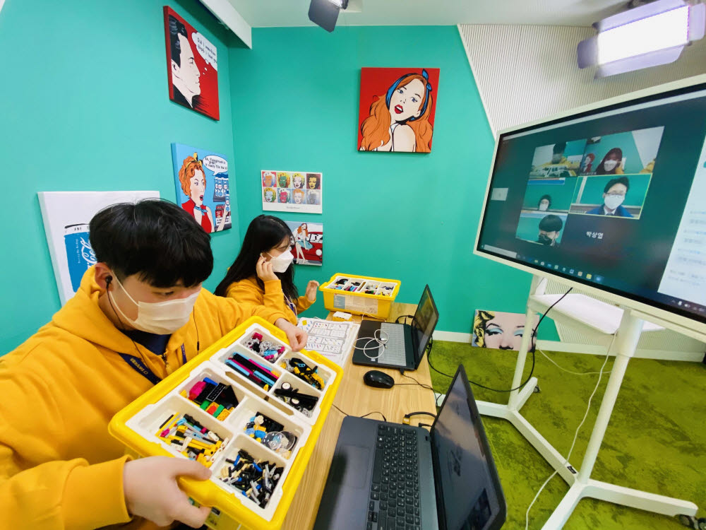 CJ올리브네트웍스 본사에서 SW창의캠프 강사가 제주중학교 학생들을 대상으로 비대면 AI·SW 디지털 교육을 하고 있다.