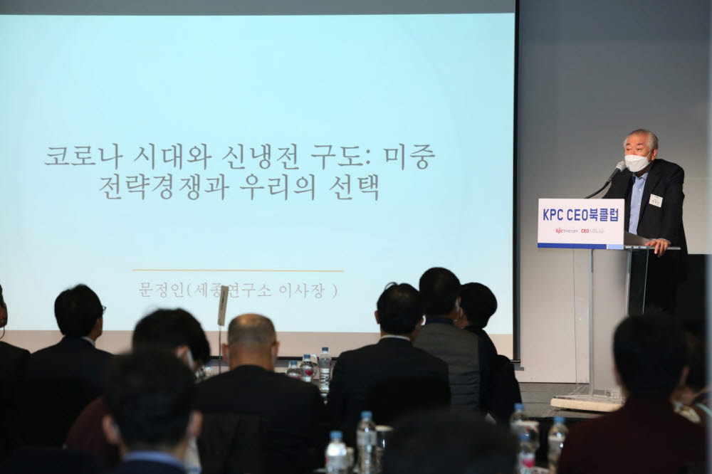 문정인 세종연구소 이사장은 코로나 시대의 신냉전 구도, 미중 전략경쟁과 우리의 선택을 주제로 강연했다.