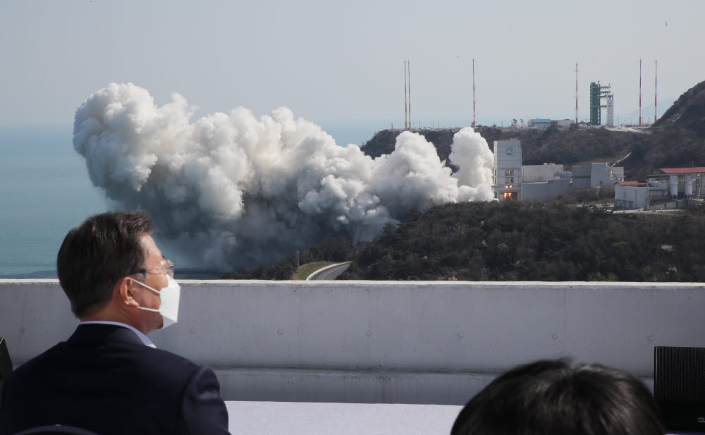 문재인 대통령이 25일 전남 고흥군 나로우주센터를 방문, 오는 10월 말 발사를 앞둔 한국형발사체 누리호 1단 로켓의 마지막 연소시험을 참관했다. <연합뉴스>
