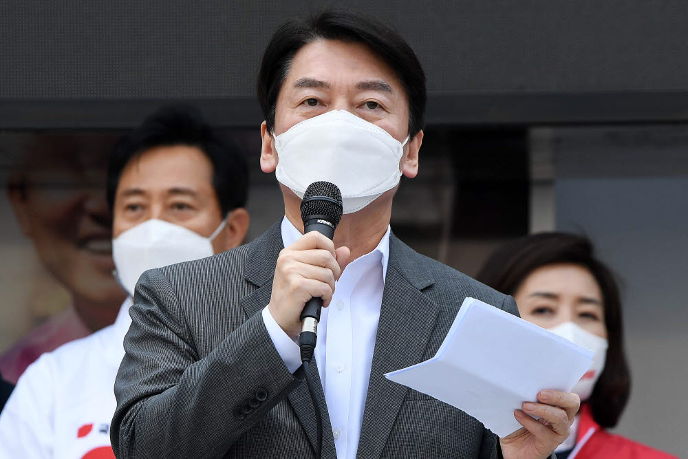 안철수 국민의당 대표가 오세훈 국민의힘 서울시장 후보의 유세 발언을 하고 있다.