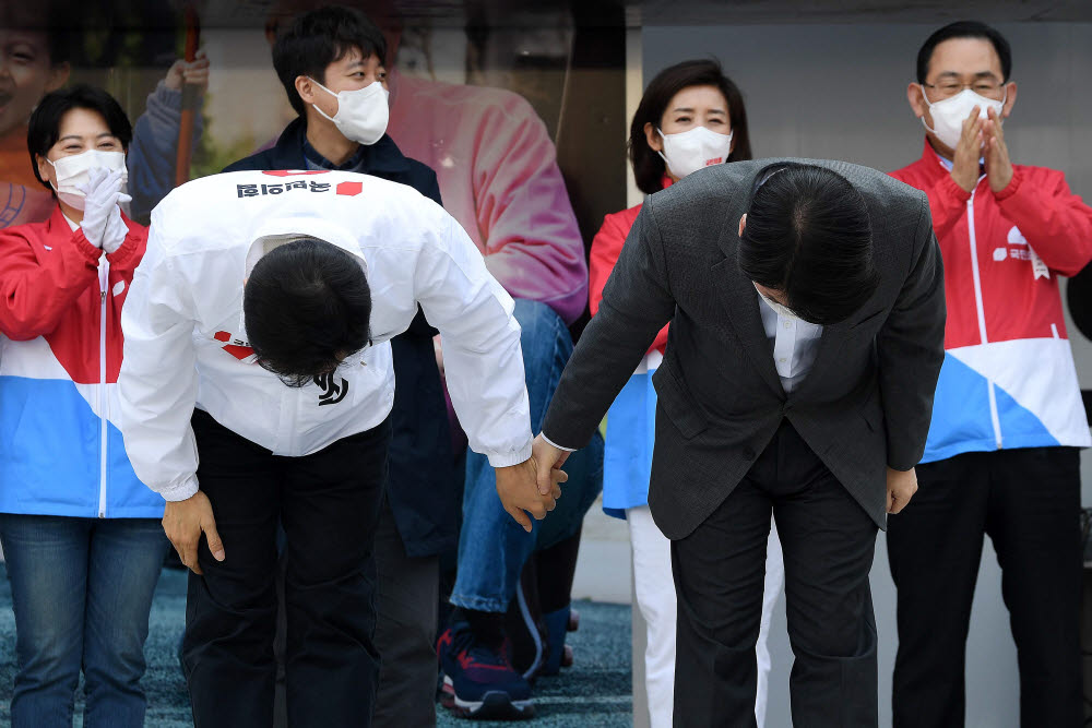 오세훈 국민의힘 서울시장 후보와 안철수 국민의당 대표가 인사를 하고 있다.